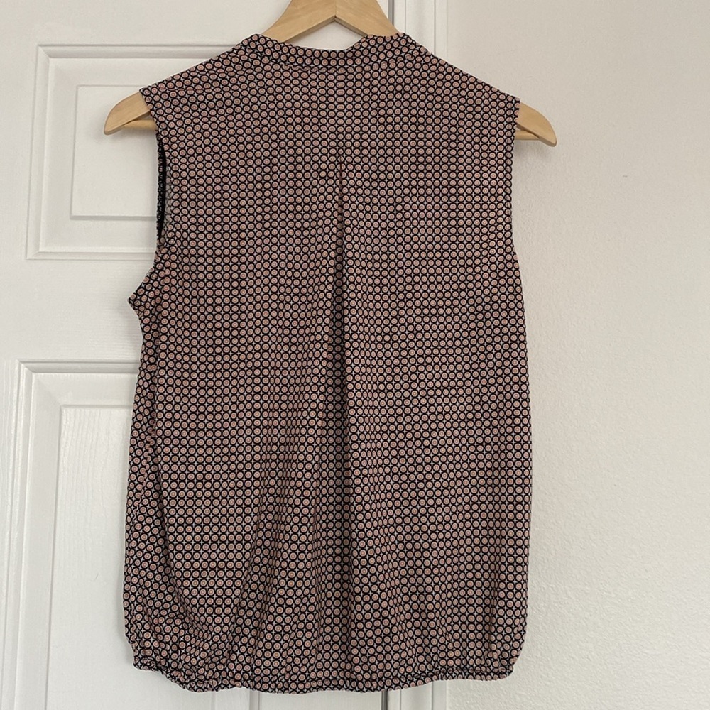 Max Studio sleeveless top with tie neck. - Picture 3 of 11